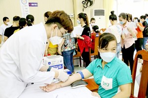 Laborers are having their health checked in the event ‘For the Health of Laborers’ 