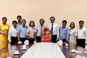 Vice Chairman of the Standing Committee of PEB Le Hong Son visited VUSTA. (Photo: SGGP)