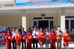 Ribbon cutting ceremony to launch the book exhibition. (Photo: Nhan Dan Newspaper)