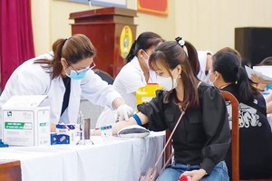 Female workers are having their health checked by the medical staff in programs held by HCMC Labor Union. 