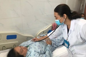 Head of the Internal Medicine – Infectious Disease Department of Thong Nhat Hospital Dr. Tran Thi Van Anh is treating flu patients. 