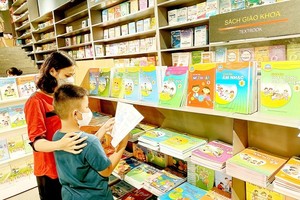 Choosing textbooks for children in Hai An Bookstore in District 1 of HCMC