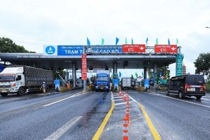 On July 22, the ETC system with 13 new lanes was launched on Cau Gie – Ninh Binh expressway, increasing the total ETC stations to 28 at the three plazas of Vuc Vong, Liem Tuyen, and Cao Bo. (Photo: VNA)