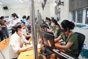Vietnamese citizens are coming to apply for passport issuance at the Vietnam Immigration Department in Hanoi. (Photo: SGGP)