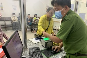 Citizens coming to finish the citizen ID card registration procedure at District 3 Police Station