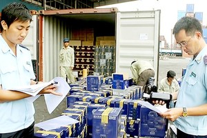 HCMC Customs officers are checking imported goods. (Photo: SGGP)