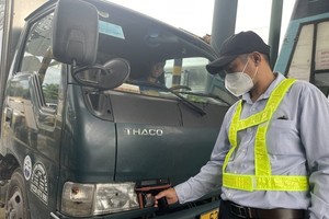 Many vehicles passing An Suong – An Lac Toll Plaza could not have their ETC card successfully read, so the staff had to manually scan the card. 