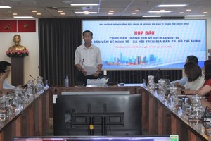 Vice Chairman of the HCMC Steering Committee for Covid-19 Prevention and Control, Economic Recovery Pham Duc Hai is delivering his speech at the meeting