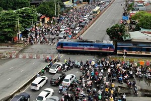 The railway passing residential areas in Thu Duc City of HCMC. (Photo: SGGP)