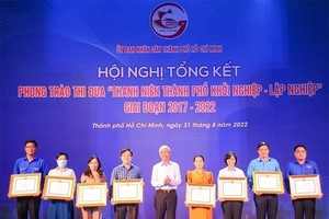 Vice Chairman of HCMC People’s Committee Vo Van Hoan is awarding certificates of merit to individuals and organizations with excellent achievements in the movement of startup and career establishment. (Photo: Tuoitrethudo)