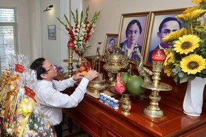 Secretary Nguyen Van Nen is offering incense to express his appreciation to all contributions of late General Secretary Le Hong Phong. (Photo: SGGP)