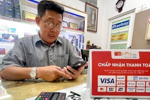 Electronic payment methods help to store transactions effectively. (Photo: SGGP)