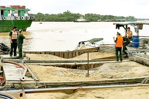 The HCMC Border Guard is handling a vehicle illegally transporting sand
