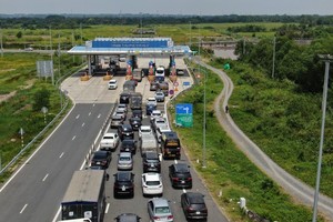 Nhon Trach Bridge is forecast to ease the traffic burden and reduce local traffic congestion at Nhon Trach Toll Plaza. (Photo: SGGP)