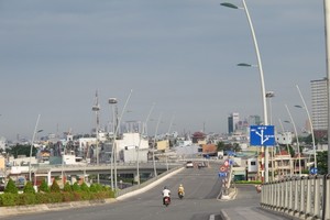 Vehicle ban on Nguyen Huu Canh overpass