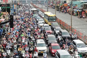 Traffic congestion on National Way No.13. (Photo: SGGP)