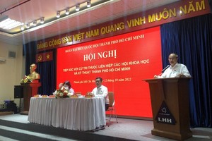 Former Secretary of HCMC Party Committee Nguyen Thien Nhan is discussing voters’ opinions and proposals on October 12. (Photo: PNO)