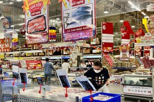 Buyers in MM Mega Market in District 12, HCMC