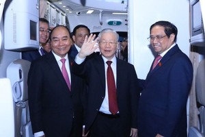 Party General Secretary Nguyen Phu Trong and a high-ranking delegation of Vietnam arrived in Hanoi on November 1 evening. (Photo: VNA)