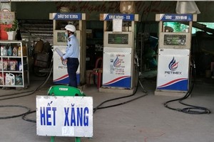 A gas station in An Giang Province posted the ‘out of stock’ notice