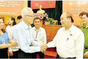 State President Nguyen Xuan Phuc is talking with voters