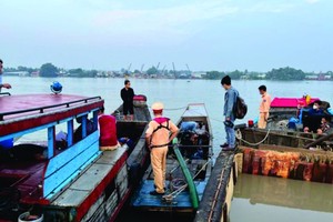 The police caught an illegal sand mining boat red-handed in Can Gio District. (Photo: SGGP)