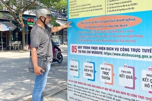 The panel to instruction citizens in Nhon Duc Commune (Nha Be District) to carry out public services online. (Photo: SGGP)