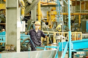 Workers at Hoa Phat Steel Pipe Manufacturing Plant (in Hoa Khanh Industrial Park of Da Nang City) are on duty at the end of the year. (Photo: SGGP)