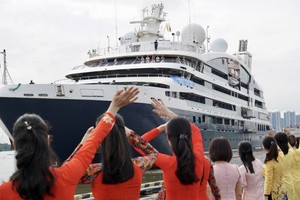 Welcoming international passengers on a ship at Bach Dang Wharf. (Photo: SGGP)