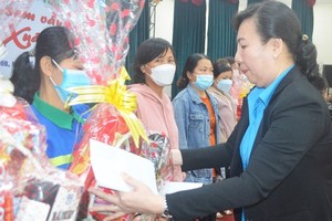 Officers of Quy Nhon City Confederation of Labor (in Binh Dinh Province) are delivering Tet gifts to poor workers in the area. (Photo: Lao Dong Newspaper)