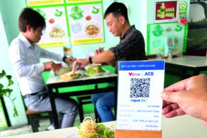 Diners of 'mi quang' dish just need to scan a QR code for payment