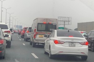 Prolonged traffic jam on Phap Van – Cau Gie Expressway yesterday afternoon