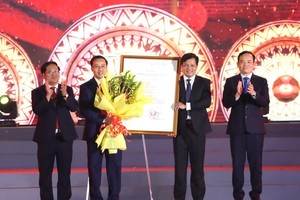 Deputy Prime Minister Tran Luu Quang (first on the right) is delivering the decision to recognize Kon Tum City as a grade-two urban area