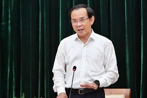 Secretary of HCMC Party Committee Nguyen Van Nen is delivering his speech in the meeting. (Photo: SGGP)