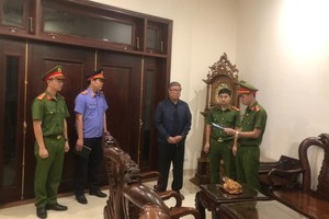 The police are reading the prosecution and detaining decision to Doan Quang Vinh last night