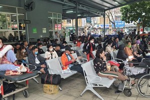 A large number of patients coming to Viet Duc University Hospital on March 1