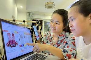Customers are learning about online purchasing. (Photo: SGGP)