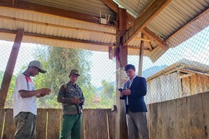 Dwellers of Mo Panh 1 Hamlet come to their communal house to access the Internet via free WIFI 
