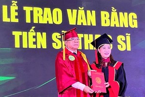 Assoc. Prof. Dr. Huynh Thanh Hung, Acting Rector of HCMC Nong Lam University, is delivering graduation degrees to doctorates and masters
