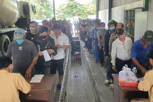 The order at Center No.50-05V was restored when traffic police officers came to distribute appointment slips