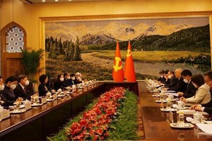 At a meeting between representatives of the two Politburos (Photo: VNA) 