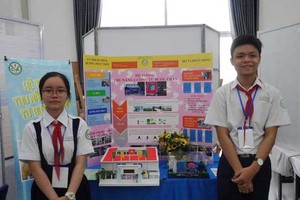 HCMC high school students in a contest on scientific-technological research 