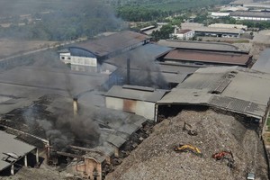 Smoke is scattering around in Phuoc Hiep Waste Treatment Complex in Cu Chi District (Photo: SGGP)