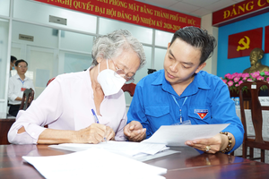 A cadastral officer in Thu Duc City is instructing local residents to complete their documents to receive land compensation in Ring Road 3 project (Photo: SGGP)