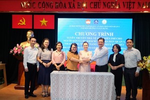 Organizations are signing a memorandum of understanding to propagandize the program of free public toilets for local people and tourists in District 1