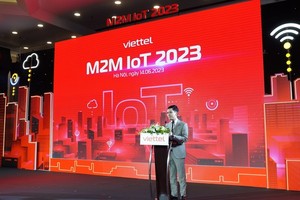 Deputy General Director of Viettel Telecoms Nguyen Trong Tinh is presenting his speech