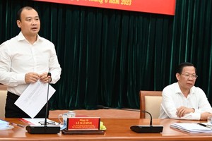 Deputy Director Le Hai Binh of the Central Propaganda and Education Committee is presenting his speech in the working session with HCMC Party’s Committee (Photo: SGGP)