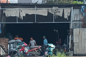 A charcoal trading facility in a residential area on Luong Ngoc Quyen Street of Ward 13 in Binh Thanh District