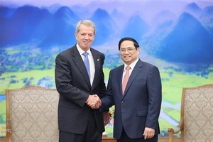 Prime Minister Pham Minh Chinh (R) and Governor of the US state of Nebraska Jim Pillen. (Photo: VNA)