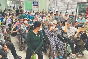 Patients are waiting for diagnosis and treatment in Cho Ray Hospital of HCMC on July 24 (Photo: SGGP)
